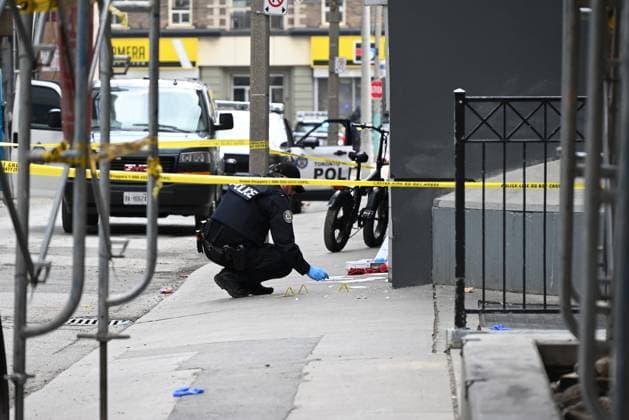 50-Year-Old Jamie Richardson Dies In Slashing Attack In Toronto, Canada - 12 May 2024 Police officer places evidence markers at the scene of a slashing attack where evidence and blood were located on the ground. Police are currently seeking a suspect after 50-year-old Jamie Richardson was found with serious injuries and later died at the hospital following a slashing attack in Toronto. At approximately 10:24 a.m. on Sunday morning, police responded to the area of Dalhousie St and Shuter St, where officers found Jamie Richardson with serious injuries. Richardson was pronounced dead at the hospital. The police are describing the assault as a slashing and are searching for a suspect who is described as a male, black, 6 0 , with a large buil Copyright: xKylexMazzax xSOPAxImagesx KMZ_7133