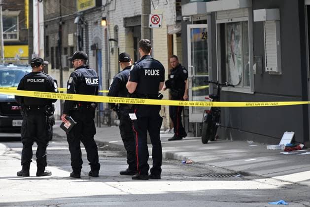 50-Year-Old Jamie Richardson Dies In Slashing Attack In Toronto, Canada - 12 May 2024 Police officers gather at the crime scene. Police are currently seeking a suspect after 50-year-old Jamie Richardson was found with serious injuries and later died at the hospital following a slashing attack in Toronto. At approximately 10:24 a.m. on Sunday morning, police responded to the area of Dalhousie St and Shuter St, where officers found Jamie Richardson with serious injuries. Richardson was pronounced dead at the hospital. The police are describing the assault as a slashing and are searching for a suspect who is described as a male, black, 6 0 , with a large build, wearing a black t-shirt and carrying rolling luggage. Toronto Canada Copyright: xKylexMazzax xSOPAxImagesx KMZ_7059