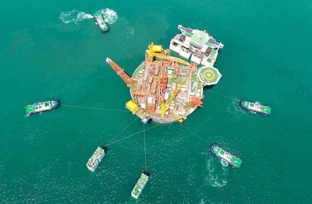 Bilder des Jahres 2024, News 05 Mai News Themen der Woche KW19 News Bilder des Tages China, Schwimmende Produktions-, Lager- und Verladeeinheit für Öl in Qingdao QINGDAO, CHINA - MAY 12: Haikui 1, China s self developed cylindrical floating, production, storage and offloading (FPSO) facility, sets sail from Offshore Oil Engineering Co., Ltd. on May 12, 2024 in Qingdao, Shandong Province of China.  Copyright: xVCGx 111495703983