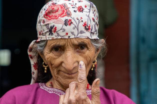 News Themen der Woche KW20 News Bilder des Tages Parlamentswahlen in Indien, Eindrücke aus Kaschmir May 13, 2024, Srinagar, Jammu And Kashmir, India: A Kashmiri woman shows her ink-marked finger after casting her vote outside a polling station during the fourth phase of the Lok Sabha, or lower house, of the Indian parliamentary elections in a hilly village in Budgam, an area in the Budgam district of Srinagar parliamentary constituency. Srinagar India - ZUMAs197 20240513_aaa_s197_003 Copyright: xFaisalxBashirx