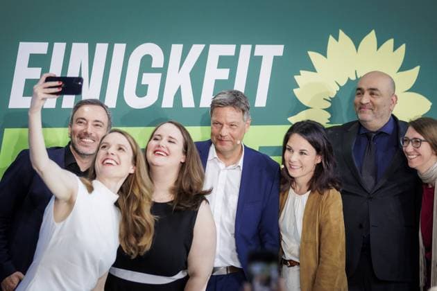 News Bilder des Tages Terry Reintke, Spitzenkandidatin zur Europawahl von BUENDNIS 90 DIE GRUENEN, Ricarda Lang, Bundesvorsitzende von BUENDNIS 90 DIE GRUENEN, Robert Habeck (Buendnis 90 Die Gruenen), Bundesminister fuer Wirtschaft und Klimaschutz und Vizekanzler, Annalena Baerbock (Buendnis 90 Die Gruenen), Bundesaussenministerin, und Omid Nouripour, BUENDNIS 90 DIE GRUENEN, aufgenommen im Rahmen einer Presseveranstaltung in Berlin, 13.05.2024. Heute starten die Wahlkampftouren zur Europawahl von BUENDNIS 90 DIE GRUENEN Berlin Deutschland *** Terry Reintke, top candidate for the European elections of BUENDNIS 90 DIE GRUENENEN, Ricarda Lang, Federal Chairwoman of BUENDNIS 90 DIE GRUENEN, Robert Habeck Buendnis 90 Die Gruenen , Federal Minister for Economic Affa Copyright: xKiraxHofmannxphotothek.dex