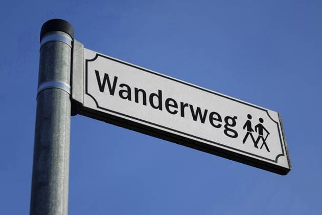 Schild mit Wanderweg und Piktogramm Schild mit Wanderweg und Piktogramm, 13.05.2024, Borkwalde, Brandenburg, Auf einem Schild befindet sich der Schriftzug Wanderweg mit einem Piktogramm. *** Sign with hiking trail and pictogram Sign with hiking trail and pictogram, 13 05 2024, Borkwalde, Brandenburg, On a sign there is the lettering hiking trail with a pictogram