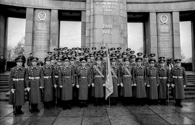 Archivbilder der Woche KW19 Abschied Sowjetische Ehrenwache Deutschland, Berlin, 22.12.1990, Abzug der sowjetischen Ehrenwache vom Ehrenmal im Tiergarten, Ehrenwache, Â *** Farewell Soviet Guard of Honor Germany, Berlin, 22 12 1990, Removal of the Soviet Guard of Honor from the memorial in Tiergarten, Guard of Honor, Â