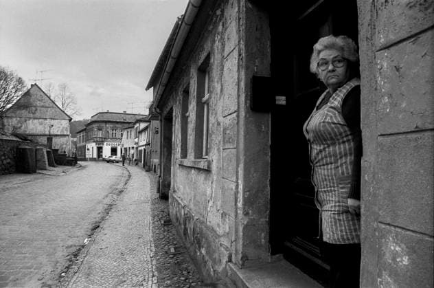 Müncheberg Deutschland, Müncheberg, 4.1.1991, Müncheberg, Frau im Hauseingang, Foto, Drogerie, Â *** Müncheberg Germany, Müncheberg, 4 1 1991, Müncheberg, woman in the house entrance, photo, drugstore, Â