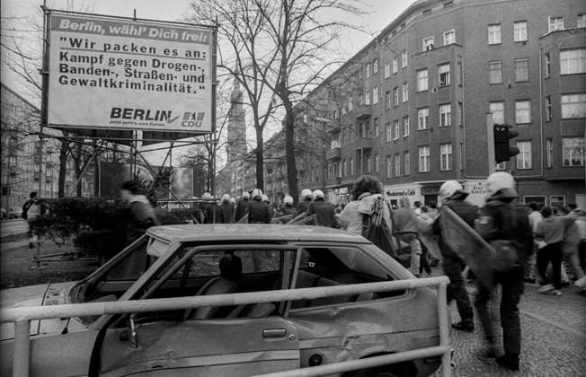 Archivbilder der Woche KW19 Hooligans Trauerzug Deutschland, Berlin, 9.11.1990, Hooligans veranstalten einen Trauerzug für den in Leipzig von Polizisten erschossenen Hooligan Mike, in der Schönhauser Allee, Werbewahlplakat der CDU mit Polizisten und Autowrack¦, Â *** Hooligans funeral procession Germany, Berlin, 9 11 1990, Hooligans organize a funeral procession for the hooligan Mike, who was shot dead by policemen in Leipzig, in Schönhauser Allee, CDU election poster with policemen and car wreck¦, Â
