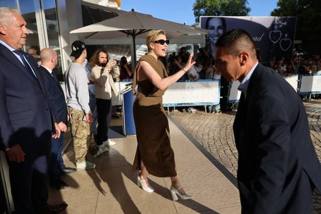 77e festival du film de Cannes PHOTOPQR NICE MATIN Sebastien Botella 13 05 2024 Arrivee du jury du 77e festival du film de Cannes devant lhotel Martinez de Cannes le lundi 13 mai 2024 GRETA GERWIG Cannes Film Festival director arrives for a dinner with members of the jury at the Grand Hyatt Cannes Hotel Martinez, on the eve of the opening ceremony of the 77th edition of the Cannes Film Festival in Cannes, southern France, on May 13, 2024 France  Copyright: xPHOTOPQR NICExMATIN MAXPPPxSebastienxBotellax 20240513NIM3178 20240513NIM3178