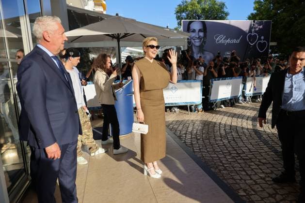77e festival du film de Cannes PHOTOPQR NICE MATIN Sebastien Botella 13 05 2024 Arrivee du jury du 77e festival du film de Cannes devant lhotel Martinez de Cannes le lundi 13 mai 2024 GRETA GERWIG Cannes Film Festival director arrives for a dinner with members of the jury at the Grand Hyatt Cannes Hotel Martinez, on the eve of the opening ceremony of the 77th edition of the Cannes Film Festival in Cannes, southern France, on May 13, 2024 France  Copyright: xPHOTOPQR NICExMATIN MAXPPPxSebastienxBotellax 20240513NIM3180 20240513NIM3180