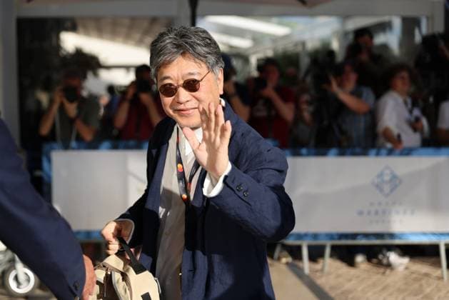77e festival du film de Cannes PHOTOPQR NICE MATIN Sebastien Botella 13 05 2024 Arrivee du jury du 77e festival du film de Cannes devant lhotel Martinez de Cannes le lundi 13 mai 2024 Kore Eda Cannes Film Festival director arrives for a dinner with members of the jury at the Grand Hyatt Cannes Hotel Martinez, on the eve of the opening ceremony of the 77th edition of the Cannes Film Festival in Cannes, southern France, on May 13, 2024 France  Copyright: xPHOTOPQR NICExMATIN MAXPPPxSebastienxBotellax 20240513NIM3196 20240513NIM3196