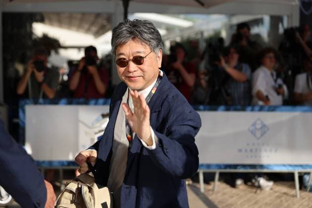 77e festival du film de Cannes PHOTOPQR NICE MATIN Sebastien Botella 13 05 2024 Arrivee du jury du 77e festival du film de Cannes devant lhotel Martinez de Cannes le lundi 13 mai 2024 Kore Eda Cannes Film Festival director arrives for a dinner with members of the jury at the Grand Hyatt Cannes Hotel Martinez, on the eve of the opening ceremony of the 77th edition of the Cannes Film Festival in Cannes, southern France, on May 13, 2024 France  Copyright: xPHOTOPQR NICExMATIN MAXPPPxSebastienxBotellax 20240513NIM3197 20240513NIM3197