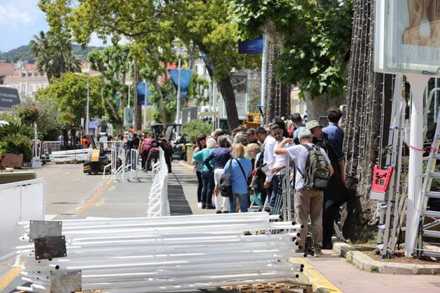 May 13, 2024, Cannes, Cote D azur, France: Movie fans start to install their stalls and ladders ahead of the 77th Annual Cannes Film Festival in Cannes, France Cannes France - ZUMAc179 20240513_zep_c179_149 Copyright: xMickaelxChavetx