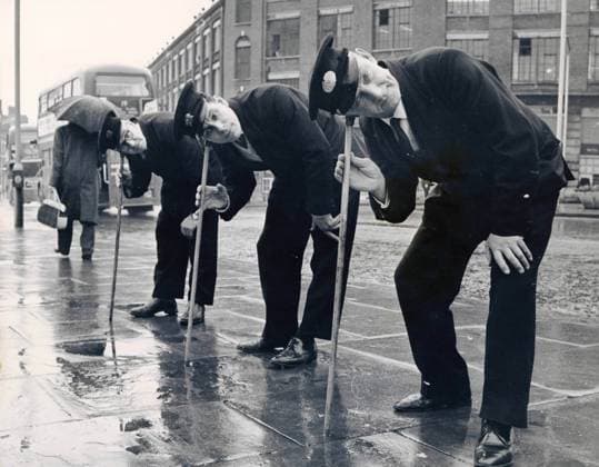 Archivbilder der Woche KW19 December 30, 1966: London, England, United Kingdom: Seen making a sounding with only their sticks in London yesterday are (L to R) Leading Inspector, GEOFFREY SWINARTON, leading inspector, A. J. MARSHALL, and Foreman of Inspectors, H.J. HALLIDAY: These three men are inspectors in Londons Metropolitan Water Board. They are listening for leaks in the water pipes beneath the pavement in the Rosebery Avenue, Finsbury. It is a skill business you will observe listening for leaks. No electronic devices have been invented too surpass this very manual method. The instrument the inspectors use, technically known as a sounding stick, is simply a solid piece of ash wood with beech earpieces. It is the experienced ear that goes on the end of the stick - ZUMAk09_ 19661230_jtc_k09_584 Copyright: xKeystonexPressxAgencyx
