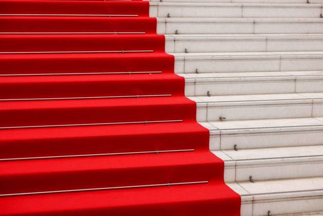 Cannes Red Carpet Roll Out DB Staff members work on the red carpet roll out ahead of the 77th annual Cannes Film Festival held at the palais des Festivals on May 14, 2024 in Cannes, France. Photo by David Boyer ABACAPRESS.COM  Copyright: xBoyerxDavid ABACAx