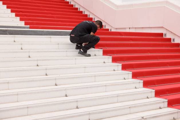 Cannes Red Carpet Roll Out DB Staff members work on the red carpet roll out ahead of the 77th annual Cannes Film Festival held at the palais des Festivals on May 14, 2024 in Cannes, France. Photo by David Boyer ABACAPRESS.COM  Copyright: xBoyerxDavid ABACAx
