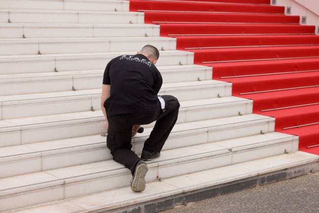 Cannes Red Carpet Roll Out DB Staff members work on the red carpet roll out ahead of the 77th annual Cannes Film Festival held at the palais des Festivals on May 14, 2024 in Cannes, France. Photo by David Boyer ABACAPRESS.COM  Copyright: xBoyerxDavid ABACAx