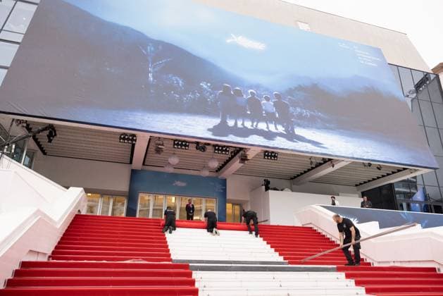 Cannes Red Carpet Roll Out DB Staff members work on the red carpet roll out ahead of the 77th annual Cannes Film Festival held at the palais des Festivals on May 14, 2024 in Cannes, France. Photo by David Boyer ABACAPRESS.COM  Copyright: xBoyerxDavid ABACAx