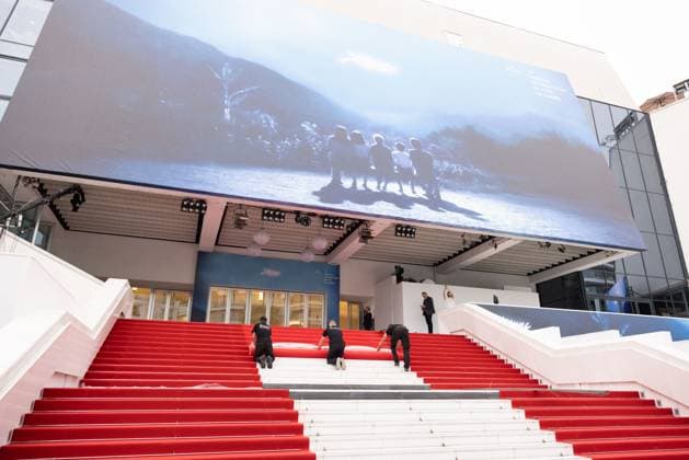 Cannes Red Carpet Roll Out DB Staff members work on the red carpet roll out ahead of the 77th annual Cannes Film Festival held at the palais des Festivals on May 14, 2024 in Cannes, France. Photo by David Boyer ABACAPRESS.COM  Copyright: xBoyerxDavid ABACAx