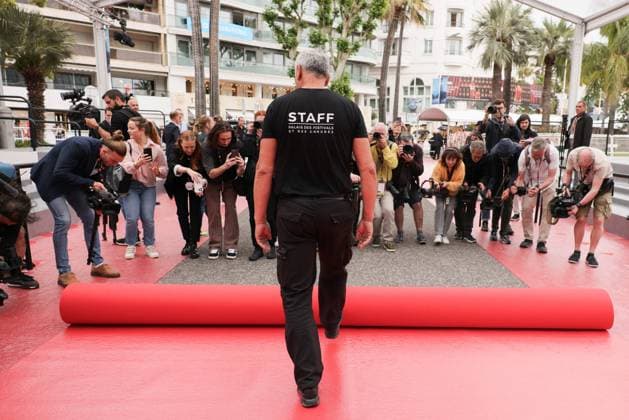 Cannes Red Carpet Roll Out DB Staff members work on the red carpet roll out ahead of the 77th annual Cannes Film Festival held at the palais des Festivals on May 14, 2024 in Cannes, France. Photo by David Boyer ABACAPRESS.COM  Copyright: xBoyerxDavid ABACAx