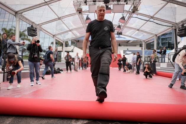 Cannes Red Carpet Roll Out DB Staff members work on the red carpet roll out ahead of the 77th annual Cannes Film Festival held at the palais des Festivals on May 14, 2024 in Cannes, France. Photo by David Boyer ABACAPRESS.COM  Copyright: xBoyerxDavid ABACAx