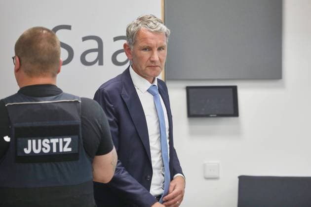 Halle (Saale), Sachsen-Anhalt, Deutschland, 14.05.2024: Justizzentrum: Prozess gegen Thüringens AfD-Landeschef Björn Höcke - 4. Verhandlungstag: Höcke in einer Verhandlungspause vor dem Landgericht *** Halle Saale , Saxony-Anhalt, Germany, 14 05 2024 Justice Center Trial against Thuringias AfD state leader Björn Höcke 4th day of trial Höcke during a break in the proceedings before the regional court Copyright: xdtsxNachrichtenagenturx dts_36894