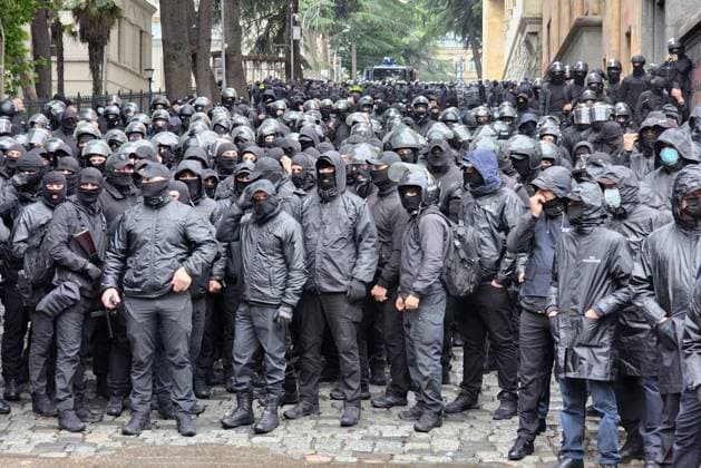 Bilder des Jahres 2024, News 05 Mai News Themen der Woche KW20 News Bilder des Tages Georgia Protests 8682244 14.05.2024 Georgian law enforcement officers block a street near the parliament building during a protest against a bill on foreign agents in Tbilisi, Georgia. Georgia s parliament adopted a foreign influence law that has sparked weeks of mass protests against the measure by a majority vote in the third and final reading at a plenary meeting. Stringer Sputnik Tbilisi Georgia  Copyright: xStringerx
