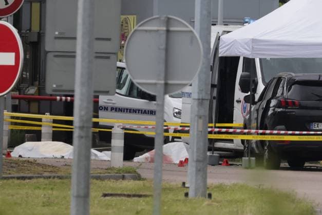 News Themen der Woche KW20 News Bilder des Tages Faits Divers Prison van attacked in Val de Reuil PHOTOPQR LE PARISIEN Olivier Arandel Val de Reuil 14 05 2024 Autoroute A154 Val de Reuil, France A prison van was attacked just after 11 a.m. on Tuesday, May 14, at the Incarville toll on the A154 freeway, located in the commune of Val de Reuil Eure Police officers gather at the site of a ramming attack which took place late morning at a road toll in Incarville in the Eure region of northern France, on May 14, 2024 Two French prison officers were killed and two others wounded Local Caption LP Olivier Arandel Val de Reuil 27 France  Copyright: xPHOTOPQR LExPARISIEN MAXPPPxLP OlivierxArandelx 20240514LPA4447 20240514LPA4447