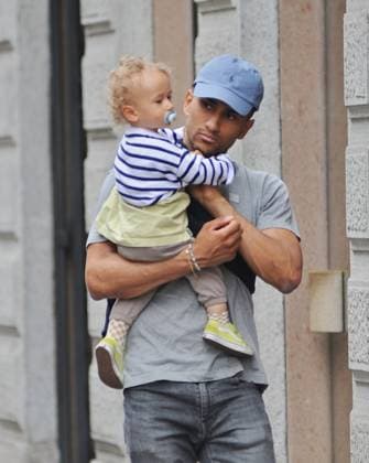 Milan, 14-05-2024 Maodo Lo, German basketball player who was world champion in 2023 in China with the GERMAN national team and now with Armani, walks through the streets of the center together with his girlfriend and son.  Copyright: xMimmoxCarrierox xipa-agency.netx xMIMMOxCARRIERO-x IPA_Agency_IPA46053780