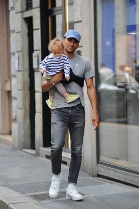 Milan, 14-05-2024 Maodo Lo, German basketball player who was world champion in 2023 in China with the GERMAN national team and now with Armani, walks through the streets of the center together with his girlfriend and son.  Copyright: xMimmoxCarrierox xipa-agency.netx xMIMMOxCARRIERO-x IPA_Agency_IPA46053758