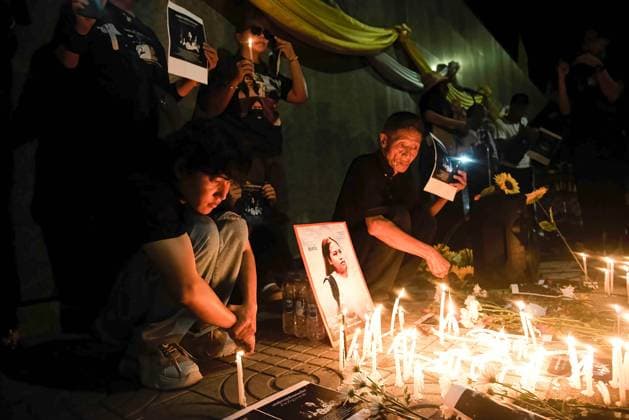May 14, 2024, Bangkok, Thailand: Pro-democracy protesters lit candles during mourning ceremony for Netiporn Sanesangkhom ,a Thai political activist, outside The Southern Bangkok Criminal Court. Thai political activist Netiporn Sanesangkhom also know as Bung Thaluwang , a 28-years-old pro-democracy activist who was charged with Lese Majeste law has passed away by cardiac arrest at Thammasart University Hospital on May 14, 2024 after hunger strike in prison since January 27,2024. Bangkok Thailand - ZUMAs197 20240514_aaa_s197_063 Copyright: xPeeraponxBoonyakiatx