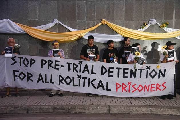 May 14, 2024, Bangkok, Thailand: Pro-democracy activists hold a banner expressing their opinion during mourning ceremony for Netiporn Sanesangkhom ,a Thai political activist, outside The Southern Bangkok Criminal Court. Thai political activist Netiporn Sanesangkhom also know as Bung Thaluwang , a 28-years-old pro-democracy activist who was charged with Lese Majeste law has passed away by cardiac arrest at Thammasart University Hospital on May 14, 2024 after hunger strike in prison since January 27,2024. Bangkok Thailand - ZUMAs197 20240514_aaa_s197_070 Copyright: xPeeraponxBoonyakiatx