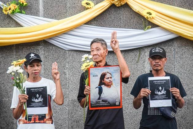 May 14, 2024, Bangkok, Thailand: Pro-democracy activists make three finger salute and hold portraits of Netiporn Sanesangkhom during mourning ceremony outside The Southern Bangkok Criminal Court. Thai political activist Netiporn Sanesangkhom also know as Bung Thaluwang , a 28-years-old pro-democracy activist who was charged with Lese Majeste law has passed away by cardiac arrest at Thammasart University Hospital on May 14, 2024 after hunger strike in prison since January 27,2024. Bangkok Thailand - ZUMAs197 20240514_aaa_s197_071 Copyright: xPeeraponxBoonyakiatx