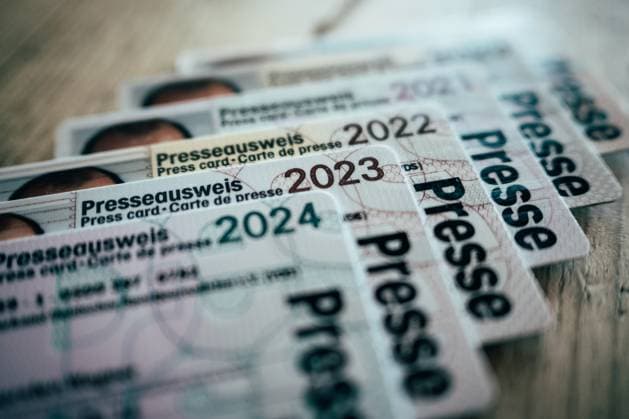 Pressefreiheit im globalen Brennpunkt 14.05.24, Limburg: Symbolfoto, Illustrationsbild, Symbolbild, Illustrationsfoto Pressefreiheit im globalen Brennpunkt Symbolbild zur Pressefreiheit, das mehrere Presseausweise auf einem Tisch zeigt. Dieses Bild veranschaulicht die Herausforderungen und Veränderungen im Bereich der Pressefreiheit weltweit im Jahr 2024. In Deutschland zeigt sich eine Verbesserung, mit einem Aufstieg im Ranking von Reporter ohne Grenzen von Platz 21 auf Platz 10, während die Situation global oft kritisch bleibt Limburg Hessen Germany *** Press freedom in the global spotlight 14 05 24, Limburg Symbol photo, illustration image, symbol image, illustration photo Press freedom in the global spotlight Symbol image on press