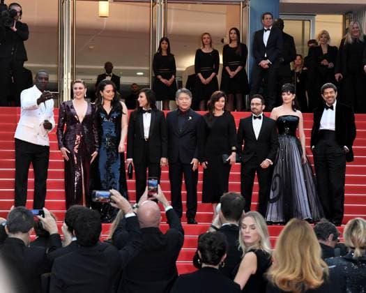 Entertainment Bilder des Tages Cannes, 77th Cannes Film Festival 2024, Red carpet Opening Ceremony and film Le Deuxieme Acte In the photo: Omar Sy, Greta Gerwig, Lily Gladstone, Nadine Labaki, Hirokazu Kore-eda, Ebru Ceylan, Juan Antonio Bayona, Eva Green, Pierfrancesco Favino Copyright: xAlbertoxTerenghix xipa-agency.nex xPoolxPhotoxEventsx03x IPA_Agency_IPA46059935