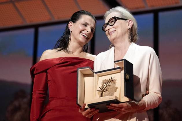 Entertainment Bilder des Tages Annual Cannes Film Festival - Opening Ceremony - Cannes Meryl Streep receives the Honorary Palme D?Or Award from Juliette Binoche (L) on stage during the opening ceremony at the 77th annual Cannes Film Festival at Palais des Festivals on May 14, 2024 in Cannes, France. Photo by David NIVIERE ABACAPRESS.COM CANNES France  Copyright: xNivierexDavid ABACAPRESS.COMx