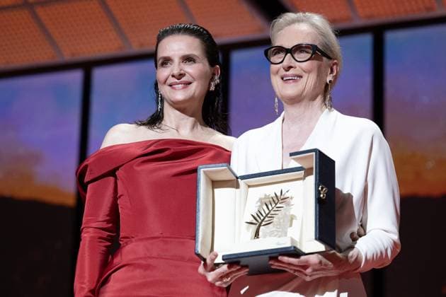 Annual Cannes Film Festival - Opening Ceremony - Cannes Meryl Streep receives the Honorary Palme D?Or Award from Juliette Binoche (L) on stage during the opening ceremony at the 77th annual Cannes Film Festival at Palais des Festivals on May 14, 2024 in Cannes, France. Photo by David NIVIERE ABACAPRESS.COM CANNES France  Copyright: xNivierexDavid ABACAPRESS.COMx
