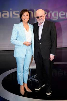 Sandra Maischberger und Salman Rushdie in der ARD-Talkshow maischberger im Studio Berlin Adlershof. Berlin, 14.05.2024 *** Sandra Maischberger and Salman Rushdie on the ARD talk show maischberger in Studio Berlin Adlershof Berlin, 14 05 2024 Foto:xT.xBartillax xFuturexImagex maischberger1404_4541