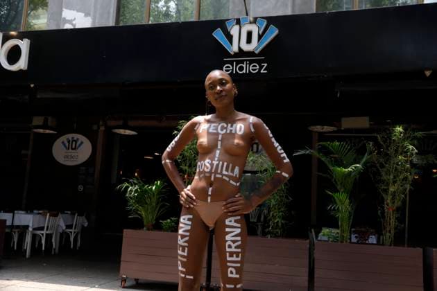 Mexiko, Protest gegen Fleischkonsum vor einem Restaurant in Mexiko-Stadt Activist and Model Atiya, shows her naked body painted with a diagram of the different types of cuts of meat outside an Argentine restaurant, during a peaceful protest, organized by Peta and Animal Heroes, to raise awareness about not consuming foods that contain meat. Mexico City Mexico - ZUMAe321 20240514_zia_e321_002 Copyright: xLuisxBarronx