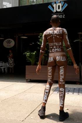 Mexiko, Protest gegen Fleischkonsum vor einem Restaurant in Mexiko-Stadt Activist and Model Atiya, shows her naked body painted with a diagram of the different types of cuts of meat outside an Argentine restaurant, during a peaceful protest, organized by Peta and Animal Heroes, to raise awareness about not consuming foods that contain meat. Mexico City Mexico - ZUMAe321 20240514_zia_e321_003 Copyright: xLuisxBarronx