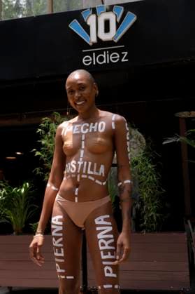 Mexiko, Protest gegen Fleischkonsum vor einem Restaurant in Mexiko-Stadt Activist and Model Atiya, shows her naked body painted with a diagram of the different types of cuts of meat outside an Argentine restaurant, during a peaceful protest, organized by Peta and Animal Heroes, to raise awareness about not consuming foods that contain meat. Mexico City Mexico - ZUMAe321 20240514_zia_e321_004 Copyright: xLuisxBarronx