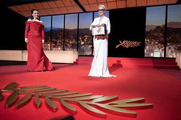 Annual Cannes Film Festival - Opening Ceremony - Cannes Meryl Streep receives the Honorary Palme D?Or Award from Juliette Binoche (L) on stage during the opening ceremony at the 77th annual Cannes Film Festival at Palais des Festivals on May 14, 2024 in Cannes, France. Photo by David NIVIERE ABACAPRESS.COM CANNES France  Copyright: xNivierexDavid ABACAPRESS.COMx