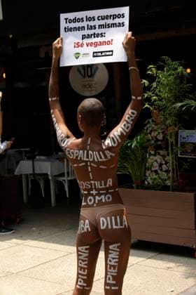 Mexiko, Protest gegen Fleischkonsum vor einem Restaurant in Mexiko-Stadt May 14, 2024, Mexico City, Mexico: Activist and Model Atiya, holds a placard with the slogan All bodies have the same parts as show her naked body painted with a diagram of the different types of cuts of meat outside an Argentine restaurant, during a peaceful protest, organized by Peta and Animal Heroes, to raise awareness about not consuming foods that contain meat. Mexico City Mexico - ZUMAe321 20240514_zia_e321_015 Copyright: xLuisxBarronx