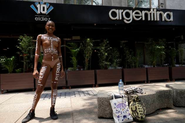 Mexiko, Protest gegen Fleischkonsum vor einem Restaurant in Mexiko-Stadt May 14, 2024, Mexico City, Mexico: Activist and Model Atiya, shows her naked body painted with a diagram of the different types of cuts of meat outside an Argentine restaurant, during a peaceful protest, organized by Peta and Animal Heroes, to raise awareness about not consuming foods that contain meat. Mexico City Mexico - ZUMAe321 20240514_zia_e321_005 Copyright: xLuisxBarronx