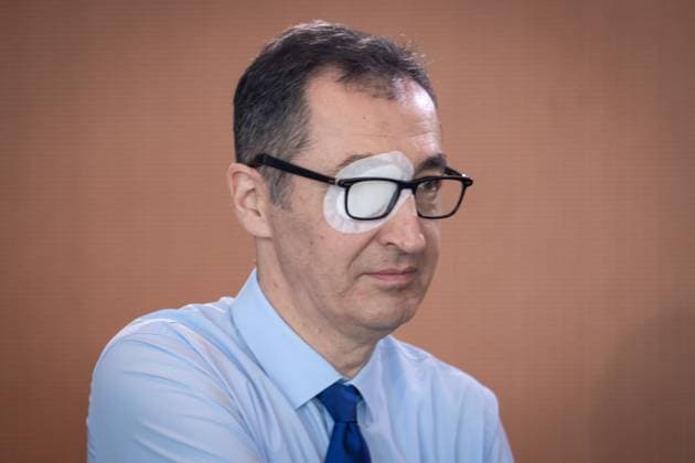 News Themen der Woche KW20 News Bilder des Tages 100. Bundeskabinettsitzung Aktuell, 15.05.2024, Berlin, Bundeslandwirtschaftsminister Cem Oezdemir (Gruene) im Portrait mit Augenklappe im Vorfeld der Kabinettssitzung, Sitzung des Bundeskabinett im Bundeskanzleramt in Berlin Berlin Berlin Deutschland *** 100 Federal Cabinet Meeting Current, 15 05 2024, Berlin, Federal Minister of Agriculture Cem Oezdemir Gruene in portrait with eye patch in the run-up to the cabinet meeting, meeting of the Federal Cabinet in the Federal Chancellery in Berlin Berlin Berlin Germany