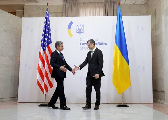 News Themen der Woche KW20 News Bilder des Tages KYIV, UKRAINE - MAY 15, 2024 - Ukrainian Foreign Minister Dmytro Kuleba (R) and US Secretary of State Antony Blinken shake hands during their meeting in Kyiv, capital of Ukraine. Meeting of Dmytro Kuleba and Antony Blinken in Kyiv  Copyright: xEugenxKotenkox