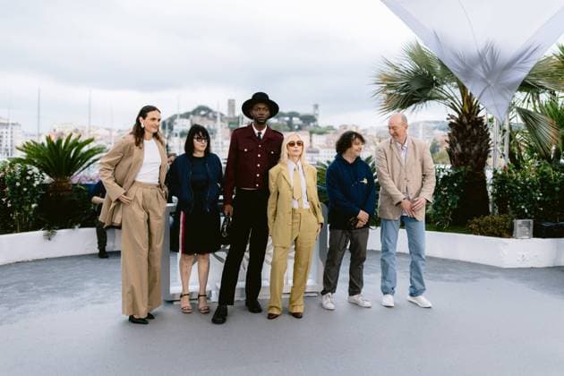 77eme Festival International du Film de Cannes Photocall du jury CamÃ ra dor 77th International cannes Film Festival Photocall with CamÃ ra dor jury ZoÃ Wittock, Nathalie Chifflet, Baloji, Emmanuelle BÃ art, Gilles Porte, Pascal Buron 304952 2024 05 15 Alpes Maritimes Cannes France  Copyright: xSergexArnalx xStarfacex STAR_304952_002