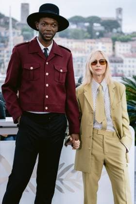 77eme Festival International du Film de Cannes Photocall du jury CamÃ ra dor 77th International cannes Film Festival Photocall with CamÃ ra dor jury Baloji, Emmanuelle BÃ art 304952 2024 05 15 Alpes Maritimes Cannes France  Copyright: xSergexArnalx xStarfacex STAR_304952_004