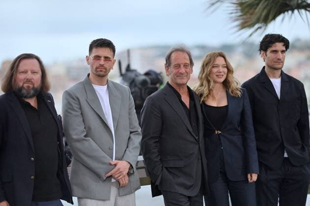 Cannes - The Second Act Photocall Manuel Guillot, RaphaÃ«l Quenard, Vincent Lindon, LÃ a Seydoux, Director Quentin Dupieux and Louis Garrel attend the Le Deuxieme Act The Second Act Photocall at the 77th annual Cannes Film Festival at Palais des Festivals on May 15, 2024 in Cannes, France. Photo by Franck Castell ABACAPRESS.COM Cannes France  Copyright: xCastelxFranck ABACAx