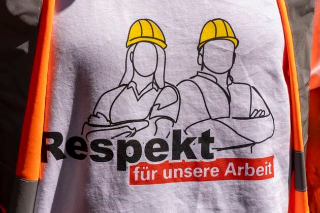 Warnstreik der IG Bau in Dortmund. 14.05.2024, EU, DEU, Deutschland, Nordrhein-Westfalen, Dortmund: Warnstreik der Industriegewerkschaft Bauen-Agrar-Umwelt (IG Bau). Treffen und Registrierung der am Streik beteiligten im Streiklokal Strobels. Die IG Bau Fordert 500 Euro mehr im Monat für alle Lohngruppen. EU, DEU, Germany, North Rhine-Westphalia, Dortmund: Warning strike by the Construction, Agriculture and Environment Industrial Union (IG Bau). Meeting and registration of those taking part in the strike at the strike venue Strobels. IG Bau demands 500 euros more per month for all wage groups.