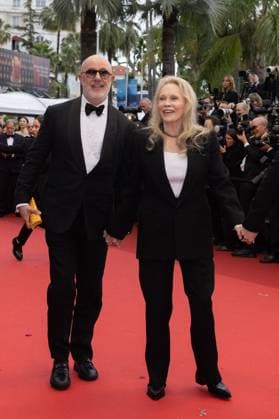 B Monte des marches du film Furiosa A Mad Max Saga lors du 77eme Festival International du Film de Cannes Laurent Bouzereau, Faye Dunaway MontÃ e des marches du film Â Furiosa A Mad Max Saga Â pour la cÃ?rÃ monie d?ouverture du 77eme Festival International du Film de Cannes, au Palais des Festivals Ã Cannes On may 15th 2024 Olivier Borde Bestimage Red carpet of the movie Â Furiosa A Mad Max Saga Â for the opening of the 77th Cannes International Film Festival at the Palais des Festivals in Cannes, France On may 15th 2024 Cannes France  Copyright: xOLIVIERxBORDEx xBESTIMAGExOLIVIERxBORDEx xBESTIMAGEx