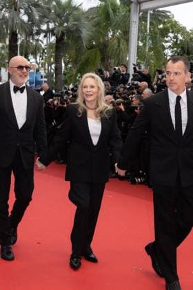 B Monte des marches du film Furiosa A Mad Max Saga lors du 77eme Festival International du Film de Cannes Laurent Bouzereau, Faye Dunaway et son fils Liam Dunaway O Neill MontÃ e des marches du film Â Furiosa A Mad Max Saga Â pour la cÃ?rÃ monie d?ouverture du 77eme Festival International du Film de Cannes, au Palais des Festivals Ã Cannes On may 15th 2024 Olivier Borde Bestimage Red carpet of the movie Â Furiosa A Mad Max Saga Â for the opening of the 77th Cannes International Film Festival at the Palais des Festivals in Cannes, France On may 15th 2024 Cannes France  Copyright: xOLIVIERxBORDEx xBESTIMAGExOLIVIERxBORDEx xBESTIMAGEx