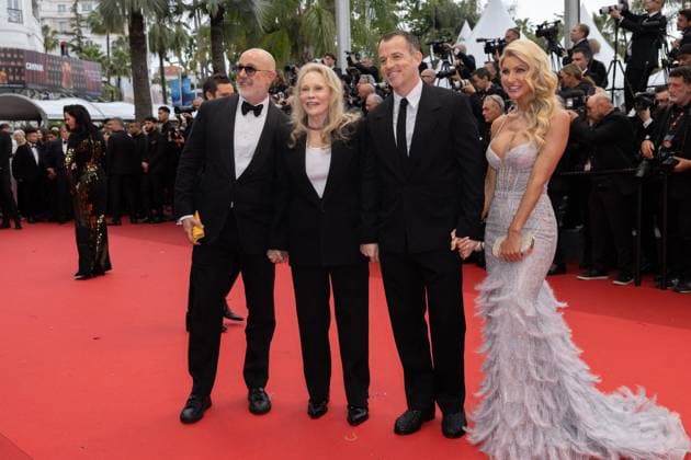 B Monte des marches du film Furiosa A Mad Max Saga lors du 77eme Festival International du Film de Cannes Laurent Bouzereau, Faye Dunaway et son fils Liam Dunaway O Neill, McKinzie Roth MontÃ e des marches du film Â Furiosa A Mad Max Saga Â pour la cÃ?rÃ monie d?ouverture du 77eme Festival International du Film de Cannes, au Palais des Festivals Ã Cannes On may 15th 2024 Olivier Borde Bestimage Red carpet of the movie Â Furiosa A Mad Max Saga Â for the opening of the 77th Cannes International Film Festival at the Palais des Festivals in Cannes, France On may 15th 2024 Cannes France  Copyright: xOLIVIERxBORDEx xBESTIMAGExOLIVIERxBORDEx xBESTIMAGEx